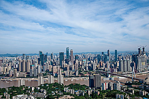 2020年重庆市南岸区南山一棵观景平台上俯瞰重庆渝中区