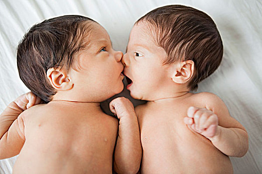 双胞胎,女婴,吻,床