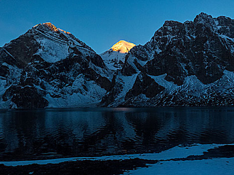 天堂湖晨曦雪山金顶