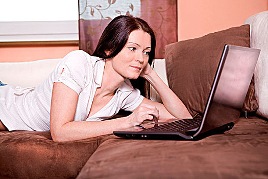 女青年,上网,笔记本电脑,沙发