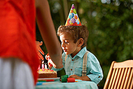 母亲,儿子,吹,蜡烛,生日蛋糕,花园,生日派对
