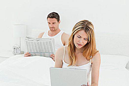 女人,看,笔记本电脑,丈夫,读,报纸,床