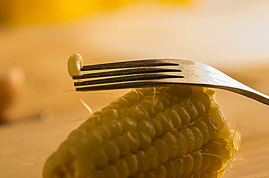 餐叉上的玉米粒