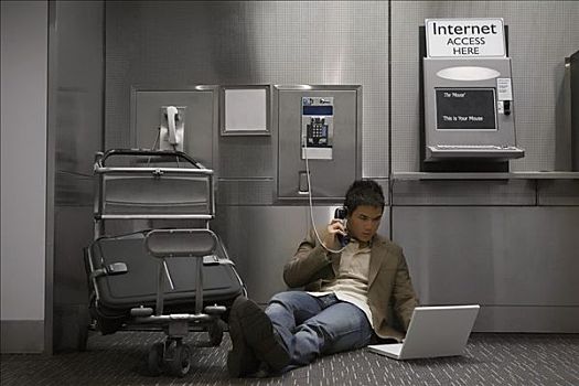 商务人士,交谈,公用电话,笔记本电脑,机场