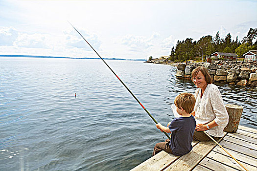 微笑,祖母,看,钓鱼,男孩