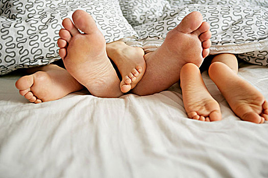 赤脚,父亲,两个,儿子,卧,床上