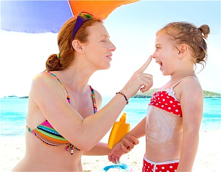 女儿,母亲,海滩,防晒霜