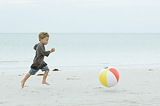 小男孩,跑,球,海滩
