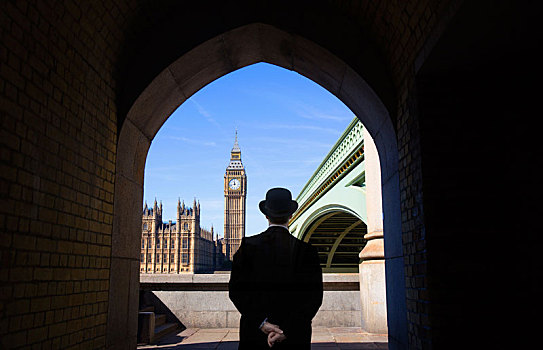 后视图,男人,戴着,黑色,外套,圆顶礼帽,站立,靠近,威斯敏斯特桥
