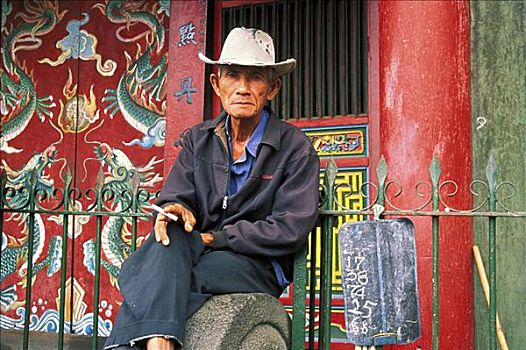 越南,色调,老人,坐,正面,彩色,庙宇,拿着,香烟