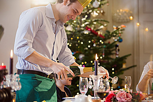 微笑,男人,倒出,香槟,烛光,圣诞晚餐