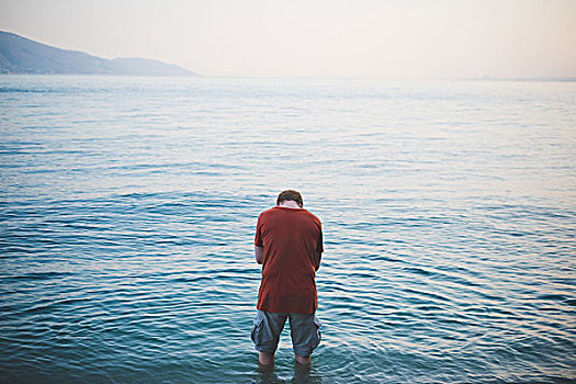男人,低头,站立,加尔达湖,意大利