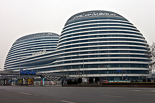 北京cbd新的地标建筑银河soho办公大楼商店门前广场