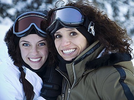 两个女人,户外,冬天,滑雪护目镜,微笑