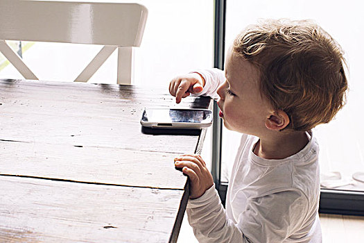 小男孩,玩,智能手机,左边,紧张,桌子