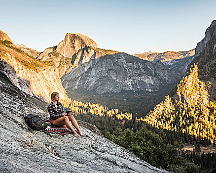 女人,岩石上,向外看,山谷,树林,优胜美地国家公园,加利福尼亚,美国
