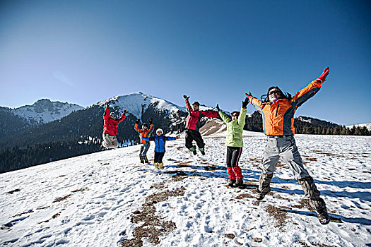 雪山上跳跃的登山者