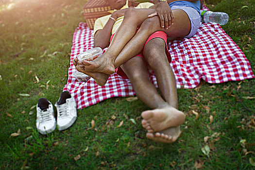 年轻,情侣,卧,公园,野餐毯