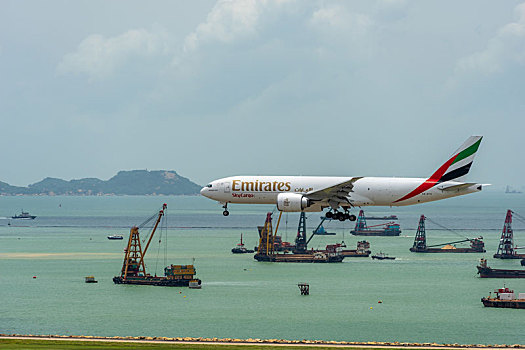 一架阿联酋航空的飞机正降落在香港国际机场