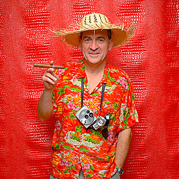男人,夏威夷衫,相机,草帽,雪茄,红色背景