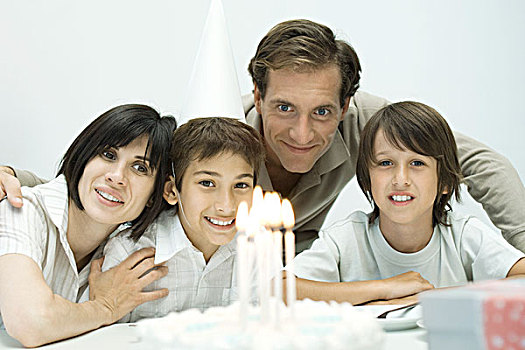 家庭,正面,生日蛋糕,照亮,蜡烛,一个,男孩,穿,派对帽