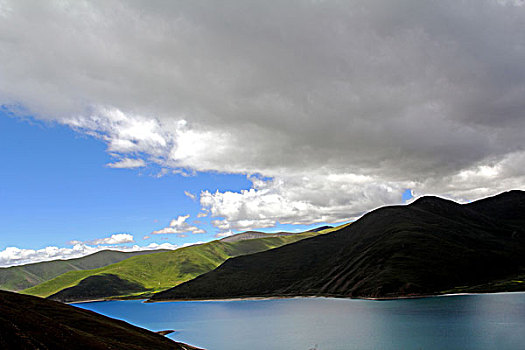 绿地山河流