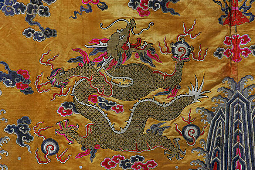 藏族香色妆花缎蟒袍