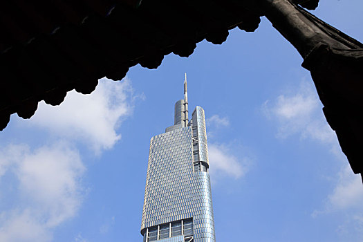 南京紫峰大厦,从南京鼓楼公园仰望紫峰大厦