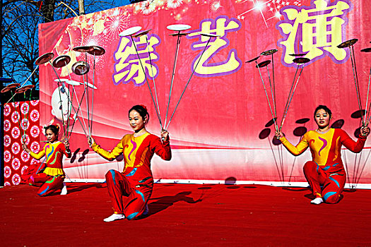 北京地坛庙会上的吴桥杂技表演