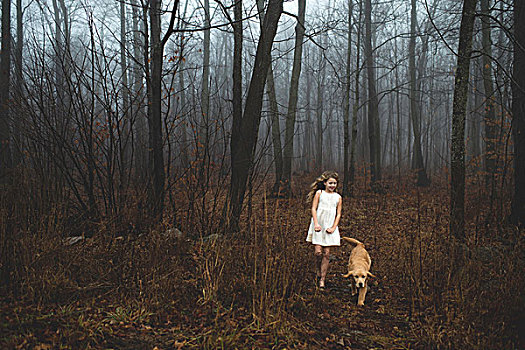 女孩,穿,白色长裙,走,狗,树林