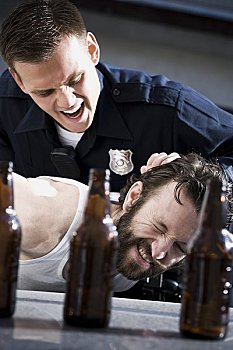 警察,逮捕,男人,躺下,啤酒瓶