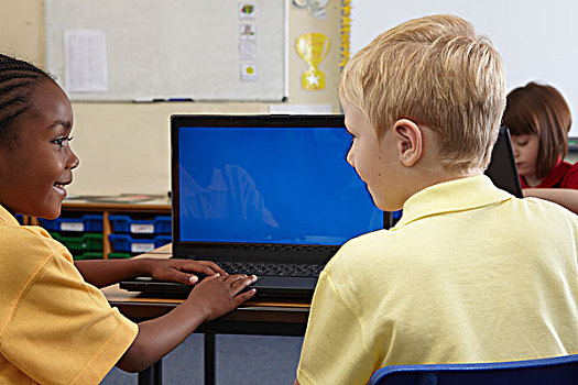 两个,学童,看电脑,显示屏,教室