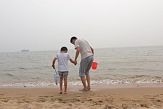 海边快乐的父子