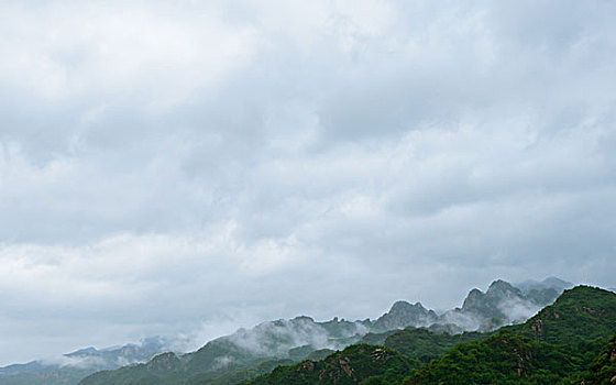 山峰间缠绕着云雾