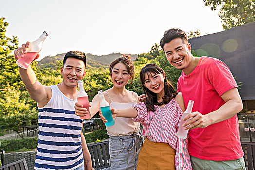 年輕朋友聚會喝啤酒