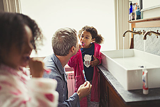 多种族,父亲,看,女儿,刷牙,浴室水池