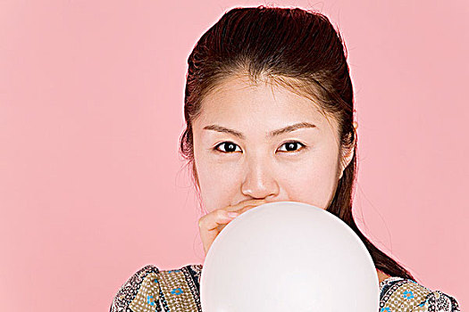日本年轻女性,吹,向上,气球