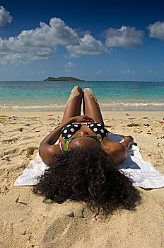 加勒比,格林纳达,格林纳丁斯群岛,漂亮,黑人女性,戴着,泳衣,日光浴,天堂海滩,岛屿