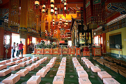 中国香港大屿山宝莲禅寺的大雄宝殿内景