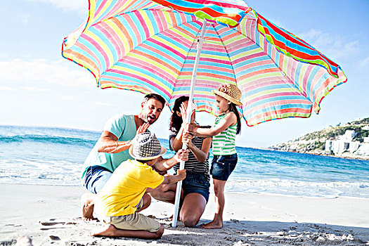 可爱,家庭,伞,海滩