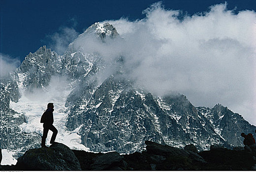 站立,男人,岩石上,法国阿尔卑斯山,法国