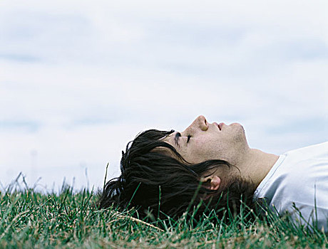 男青年,躺,草丛,闭眼,上半身