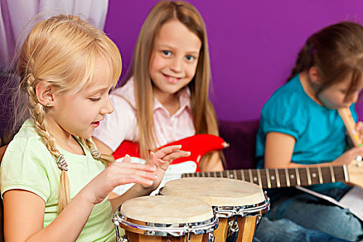 孩子,姐妹,制作,练习,弹吉他,手鼓,笛子