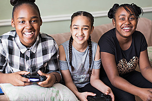 头像,微笑,8-12岁,女孩,朋友,玩,电子游戏,沙发