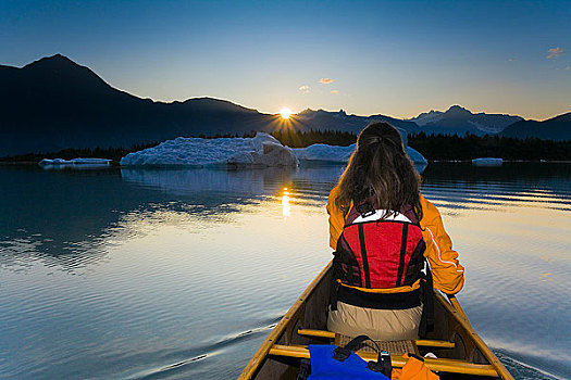 女性,独木舟浆手,短桨,冰山,湖,靠近,日落,奇奈峡湾国家公园,肯奈半岛,阿拉斯加,夏天