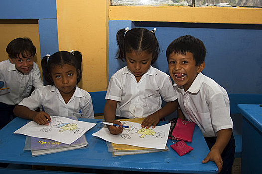 厄瓜多尔,加拉帕戈斯群岛,圣克鲁斯岛,学校,学童,教室