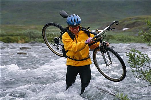 女人,自行车,水中