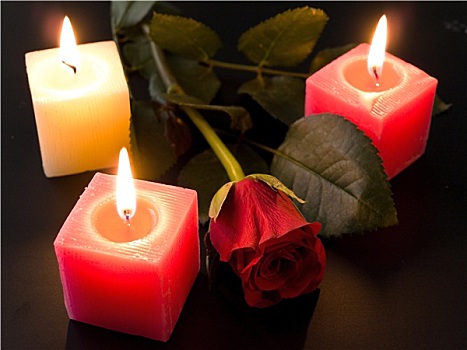 红玫瑰,蜡烛,夜晚