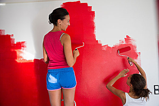 后视图,女孩,母亲,上油漆,红墙,油漆滚