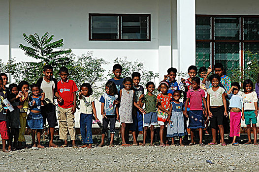 group,timorese,girls,with,fingers,up
